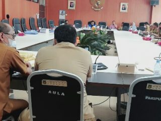 Tidak terima diberhentikan secara sepihak, sejumlah guru SD 060934, Jalan Luku II, Kecamatan Medan Johor mengadu ke Wakil Ketua DPRD Medan, Rajudin Sagala, Selasa (21/06/2022). 