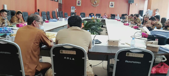 Tidak terima diberhentikan secara sepihak, sejumlah guru SD 060934, Jalan Luku II, Kecamatan Medan Johor mengadu ke Wakil Ketua DPRD Medan, Rajudin Sagala, Selasa (21/06/2022). 