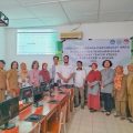 Tim PKM Dosen Unimed foto bersama dengan para guru SMKN6 usai pelatihan tracer study di sekolah itu. Ali Fikri Hasibuan (foto tengah) mengatakan tracer study itu penting untuk mengetahui sebaran lulusan sekolah tersebut nantinya.