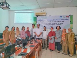 Tim PKM Dosen Unimed foto bersama dengan para guru SMKN6 usai pelatihan tracer study di sekolah itu. Ali Fikri Hasibuan (foto tengah) mengatakan tracer study itu penting untuk mengetahui sebaran lulusan sekolah tersebut nantinya.