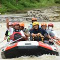 Menteri Pariwisata dan Ekonomi Kreatif, Sandiaga Uno bersama Bupati Serdagang Bedagai (Sergei), Dharma Wijaya, Wakil Bupati Sergei, Adlin Tambunan serta Forkompinda bermain arung jeram di Sungai Bah Bolon, Sergei, Kamis (23/6/2022)