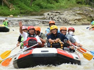 Menteri Pariwisata dan Ekonomi Kreatif, Sandiaga Uno bersama Bupati Serdagang Bedagai (Sergei), Dharma Wijaya, Wakil Bupati Sergei, Adlin Tambunan serta Forkompinda bermain arung jeram di Sungai Bah Bolon, Sergei, Kamis (23/6/2022)