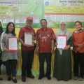 Dekan Fakultas Ilmu Sosial Dra. Nurmala Berutu, M.Pd., Dekan Fakultas Ilmu Pendidikan Prof. Dr. Yusnadi, M.S., dan Dekan Fakultas Ilmu Keolahragaan Dr. Budi Valianto, M.Pd. bersama Kepala Desa Sentang Muhammad Azmi menandatangani Nota Kesepahaman MoA pada Kamis, 23 Juni 2022.