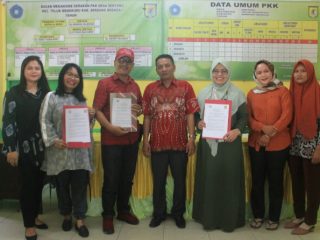 Dekan Fakultas Ilmu Sosial Dra. Nurmala Berutu, M.Pd., Dekan Fakultas Ilmu Pendidikan Prof. Dr. Yusnadi, M.S., dan Dekan Fakultas Ilmu Keolahragaan Dr. Budi Valianto, M.Pd. bersama Kepala Desa Sentang Muhammad Azmi menandatangani Nota Kesepahaman MoA pada Kamis, 23 Juni 2022.