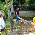 Camat Medan Selayang, Viza Fandhana (baju hitam) memantau petugas P3SU sedang membersihkan sampah liar di saluran drainase