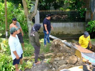 Camat Medan Selayang, Viza Fandhana (baju hitam) memantau petugas P3SU sedang membersihkan sampah liar di saluran drainase