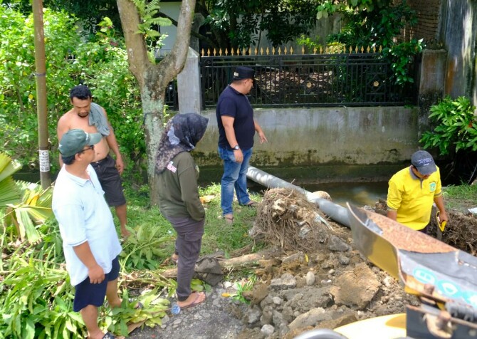 Camat Medan Selayang, Viza Fandhana (baju hitam) memantau petugas P3SU sedang membersihkan sampah liar di saluran drainase