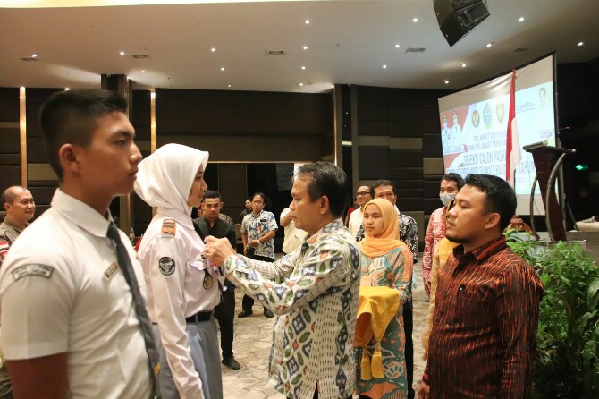 Kadispora Sumut Ardan Noor melepas tanda peserta seleksi calon Paskibraka Provinsi Sumut 2022, (25/6/2022). Sebanyak 66 pelajar SMA/SMK/MAN dinyatakan lulus dan diproyeksikan bertugas pada 17 Agustus 2022.