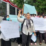 Para guru honorer unjuk rasa di depan Kantor DPRD Medan, Senin (27/6/2022)