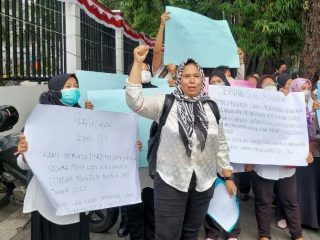 Para guru honorer unjuk rasa di depan Kantor DPRD Medan, Senin (27/6/2022)