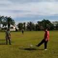 Dekan FIS UINSU, Dr Maraimbang bersama Sertu M Hutahaean melakukan kick off dalam laga sepakbola Porseni 2022 FIS UINSU, Rabu (29/6/2022)