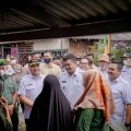 Walikota Medan, Bobby Nasution (tengah) saat berbincang dengan warga di sela sela peninjauan pengerjaan bedah rumah di Kelurahan Bagan Deli, Rabu (29/6/2022)