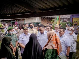 Walikota Medan, Bobby Nasution (tengah) saat berbincang dengan warga di sela sela peninjauan pengerjaan bedah rumah di Kelurahan Bagan Deli, Rabu (29/6/2022)