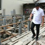 Walikota Medan, Bobby Afif Nasution saat meninjau bedah rumah di kawasan Medan Belawan, Rabu (29/6/2022)