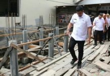 Walikota Medan, Bobby Afif Nasution saat meninjau bedah rumah di kawasan Medan Belawan, Rabu (29/6/2022)