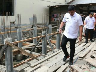 Walikota Medan, Bobby Afif Nasution saat meninjau bedah rumah di kawasan Medan Belawan, Rabu (29/6/2022)