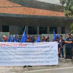 Puluhan kader DPW Barisan Muda Penegak Amanat Nasional (BM PAN) Sumatera Utara (Sumut) menggelar unjukrasa di outlet Hollywings, Jalan Merak Jingga, Kecamatan Medan Barat, Rabu (29/6/2022).