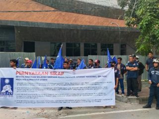 Puluhan kader DPW Barisan Muda Penegak Amanat Nasional (BM PAN) Sumatera Utara (Sumut) menggelar unjukrasa di outlet Hollywings, Jalan Merak Jingga, Kecamatan Medan Barat, Rabu (29/6/2022).