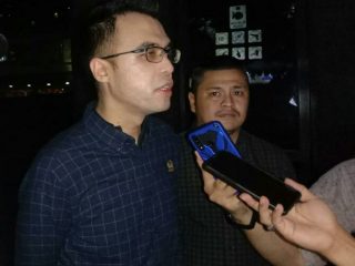 Ketua Komisi III DPRD Medan, Afif Abdillah saat memberikan keterangan kepada wartawan usai sidak Holywings di Jalan Merak Jingga, Rabu (29/6/2022)