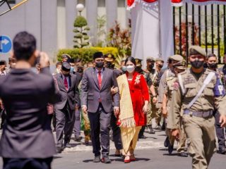 Walikota Medan, Bobby Afif Nasution bersama Ketua TP PKK, Kahiyang Ayu ketika meninggalkan Gedung DPRD Medan
