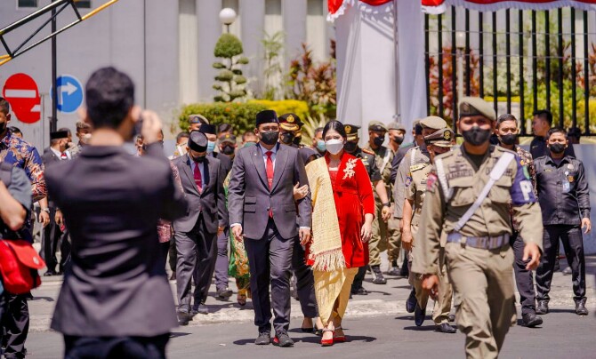 Walikota Medan, Bobby Afif Nasution bersama Ketua TP PKK, Kahiyang Ayu ketika meninggalkan Gedung DPRD Medan