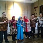 Mazdalifah, PhD (tiga dari kiri) menerima berkas kepengurusan Aspikom Wilayah Sumut dari Dewi Kurniawati, PhD, usai terpilih sebagai Ketua Aspikom Korwil Sumut 2022-2025 dalam Muswil Aspikom, di Medan, Kamis (30/6/2022).