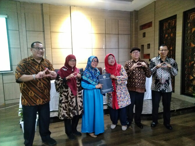 Mazdalifah, PhD (tiga dari kiri) menerima berkas kepengurusan Aspikom Wilayah Sumut dari Dewi Kurniawati, PhD, usai terpilih sebagai Ketua Aspikom Korwil Sumut 2022-2025 dalam Muswil Aspikom, di Medan, Kamis (30/6/2022).