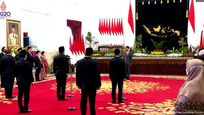 Presiden Joko Widodo (Jokowi) resmi melantik dua menteri dan tiga wakil menteri baru. Mereka yang dilantik mulai dari Ketua Umum PAN Zulkifli Hasan (Zulhas) hingga Elite PSI Raja Juli Antoni.