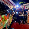 Walikota Medan, Bobby Nasution bersama Ketua TP PKK Kota Medan, Kahiyang Ayu melihat hasil karya seniman mural di mobil dinasnya