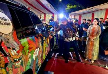 Walikota Medan, Bobby Nasution bersama Ketua TP PKK Kota Medan, Kahiyang Ayu melihat hasil karya seniman mural di mobil dinasnya