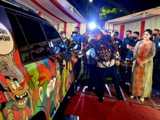 Walikota Medan, Bobby Nasution bersama Ketua TP PKK Kota Medan, Kahiyang Ayu melihat hasil karya seniman mural di mobil dinasnya
