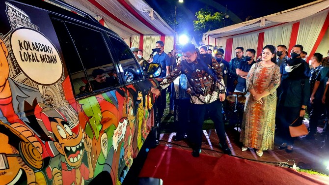 Walikota Medan, Bobby Nasution bersama Ketua TP PKK Kota Medan, Kahiyang Ayu melihat hasil karya seniman mural di mobil dinasnya