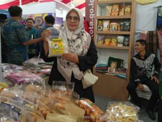 Salah seorang penjaga stan menunjukkan Beras Solok
