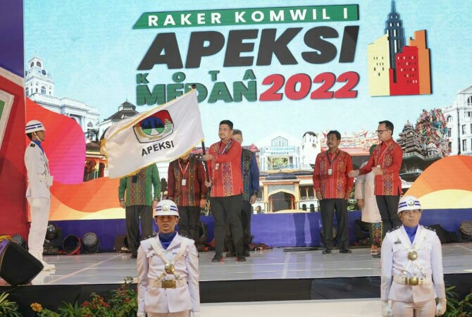 Walikota Medan, Bobby Nasution kibarkan pataka Apeksi usai dilantik, Kamis (30/6/2022)