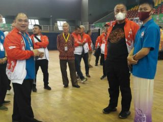 Ketua KORMI Sumut, Baharuddin Siagian (dua dari kanan) saat meninjau langsung pertandingan FORNAS VI di Palembang, Jumat (1/7/2022)
