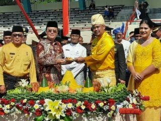 Walikota Medan, Bobby Nasution memberikan tumpeng kepada Ketua DPRD Medan, Hasyim
