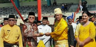 Walikota Medan, Bobby Nasution memberikan tumpeng kepada Ketua DPRD Medan, Hasyim