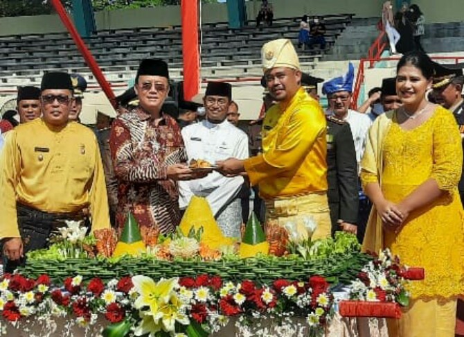Walikota Medan, Bobby Nasution memberikan tumpeng kepada Ketua DPRD Medan, Hasyim