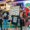 Walikota Pekanbaru bersama istri berfoto bersama Walikota Medan dan istri diantara lukisan poster wajah peserta Apeksi Komwil I Sumatera