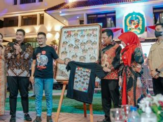 Walikota Pekanbaru bersama istri berfoto bersama Walikota Medan dan istri diantara lukisan poster wajah peserta Apeksi Komwil I Sumatera
