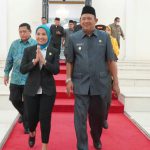 Plt Bupati Langkat, Syah Afandin ketika memasuki ruang sidang paripurna DPRD Langkat, Jumat (1/7/2022)