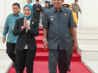Plt Bupati Langkat, Syah Afandin ketika memasuki ruang sidang paripurna DPRD Langkat, Jumat (1/7/2022)