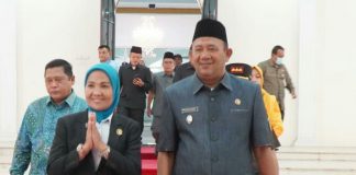 Plt Bupati Langkat, Syah Afandin ketika memasuki ruang sidang paripurna DPRD Langkat, Jumat (1/7/2022)