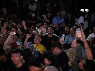 Walikota Medan, Bobby Nasution di tengah -tengah masyarakat menikmati penampilan dari sejumlah artis ibukota