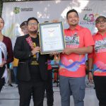 Walikota Medan, Bobby Nasution didampingi Wakil Walikota Medan, Aulia Rachman menerima penghargaan Rekor MURI atas senam kolaborasi