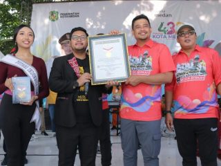 Walikota Medan, Bobby Nasution didampingi Wakil Walikota Medan, Aulia Rachman menerima penghargaan Rekor MURI atas senam kolaborasi