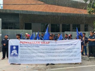 Kader BM PAN Sumut melakukan aksi didepan outlet Holywings di Jalan Merak Jingga beberapa waktu lalu