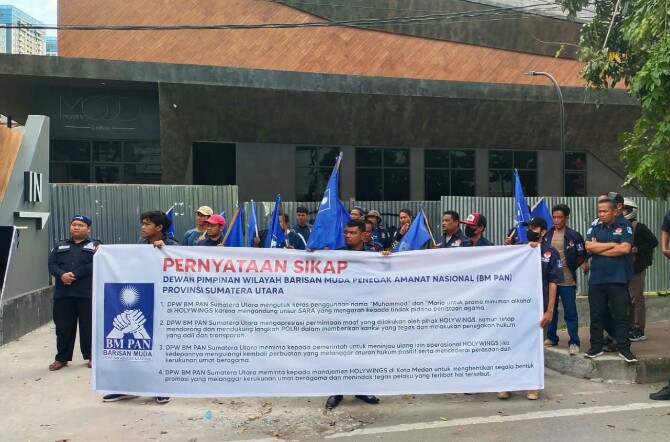 Kader BM PAN Sumut melakukan aksi didepan outlet Holywings di Jalan Merak Jingga beberapa waktu lalu