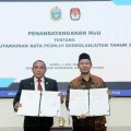 Gubernur Sumatera Utara (Sumut) Edy Rahmayadi menanda tangani Memorandum of Understanding dengan Komisi Pemilihan Umum (KPU) Provinsi Sumut tentang Pemutakhiran Data Pemilih Berkelanjutan Tahun 2022 di Rumah Dinas Gubernur Sumut Jalan Jenderal Sudirman Nomor 41 Medan, Senin (4/7).(diskominfo/kaldera)