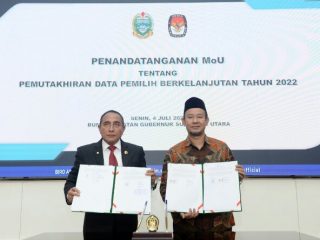 Gubernur Sumatera Utara (Sumut) Edy Rahmayadi menanda tangani Memorandum of Understanding dengan Komisi Pemilihan Umum (KPU) Provinsi Sumut tentang Pemutakhiran Data Pemilih Berkelanjutan Tahun 2022 di Rumah Dinas Gubernur Sumut Jalan Jenderal Sudirman Nomor 41 Medan, Senin (4/7).(diskominfo/kaldera)
